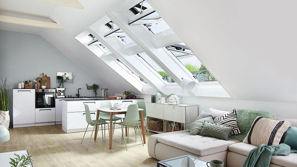 Wohnzimmer nach dem Dachgeschossausbau mit Designo i8 Comfort-Dachfenster