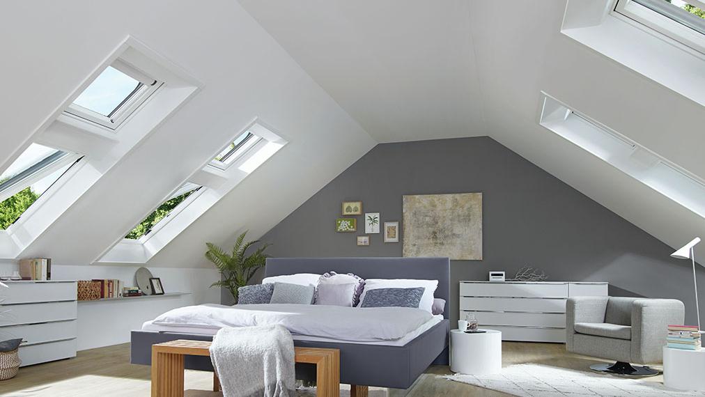 Schlafzimmer nach dem Dachgeschossausbau mit Designo i8 Comfort-Dachfenster