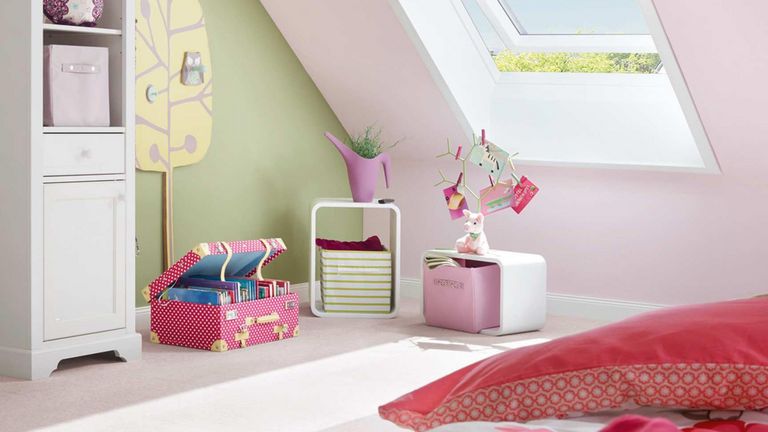 Luminosa cameretta dei bambini con una finestra elettrica RotoComfort i8