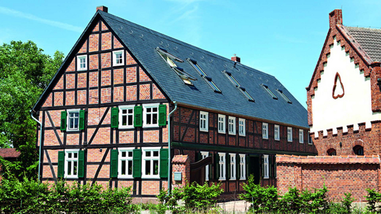 Altes renoviertes Fachwerkhaus mit mehreren eingebauten Dachfenstern