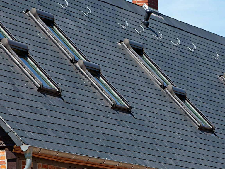 Schieferdach mit mehreren Dachfenstern