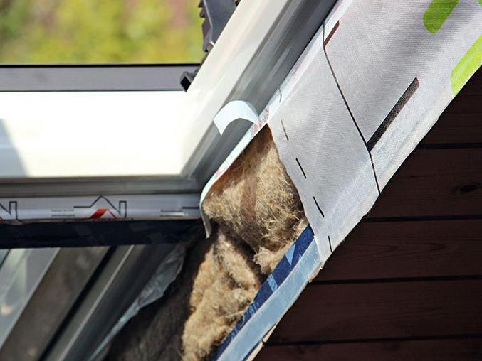 Detailaufnahme eines Tandem-Dachfenstereinbaus mit sichtbarer Dämmung