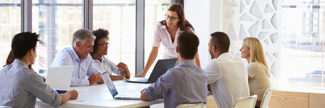 Ein Meeting mit mehreren Menschen in einem Büro